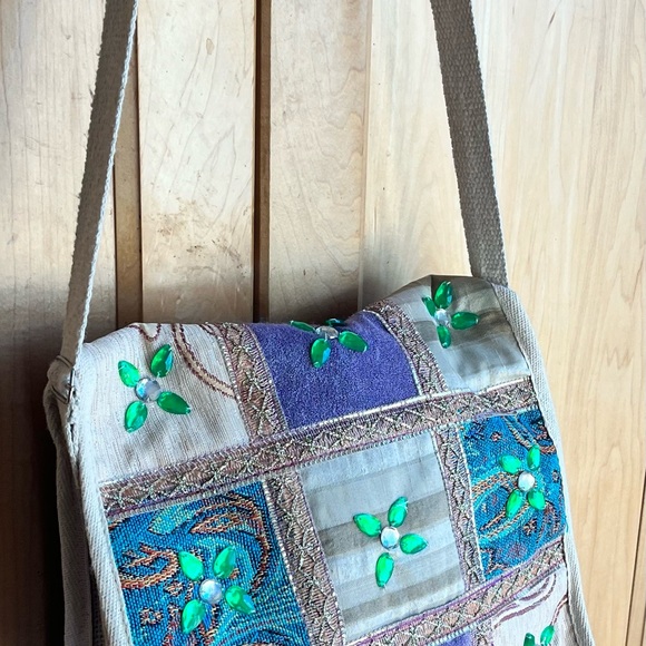 Embroidered Jewel Burlap
Crossbody Satchel NEW - Picture 3 of 9